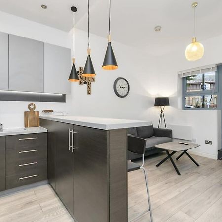 Modern 1 Bedroom Apartment In Central 워킹 외부 사진
