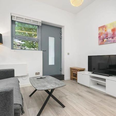 Modern 1 Bedroom Apartment In Central 워킹 외부 사진
