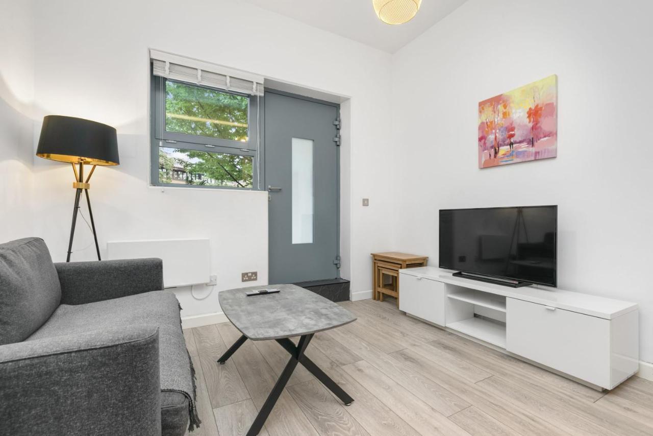 Modern 1 Bedroom Apartment In Central 워킹 외부 사진