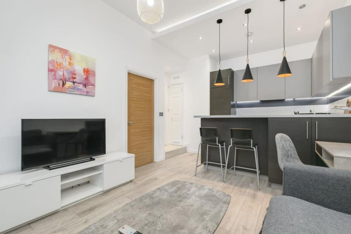 Modern 1 Bedroom Apartment In Central 워킹 외부 사진