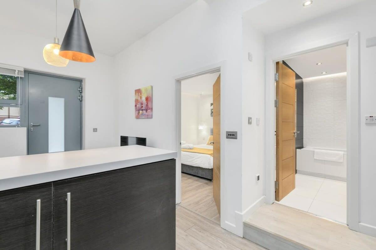 Modern 1 Bedroom Apartment In Central 워킹 외부 사진