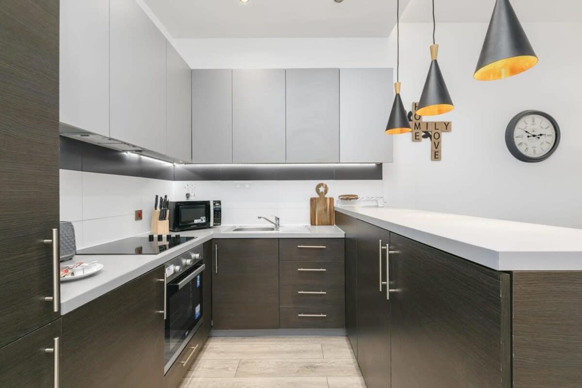 Modern 1 Bedroom Apartment In Central 워킹 외부 사진