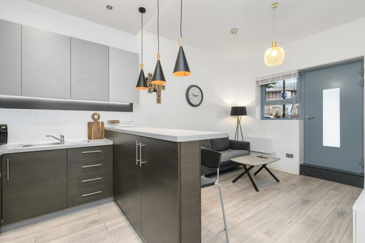 Modern 1 Bedroom Apartment In Central 워킹 외부 사진