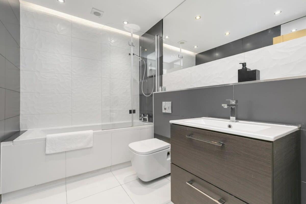 Modern 1 Bedroom Apartment In Central 워킹 외부 사진